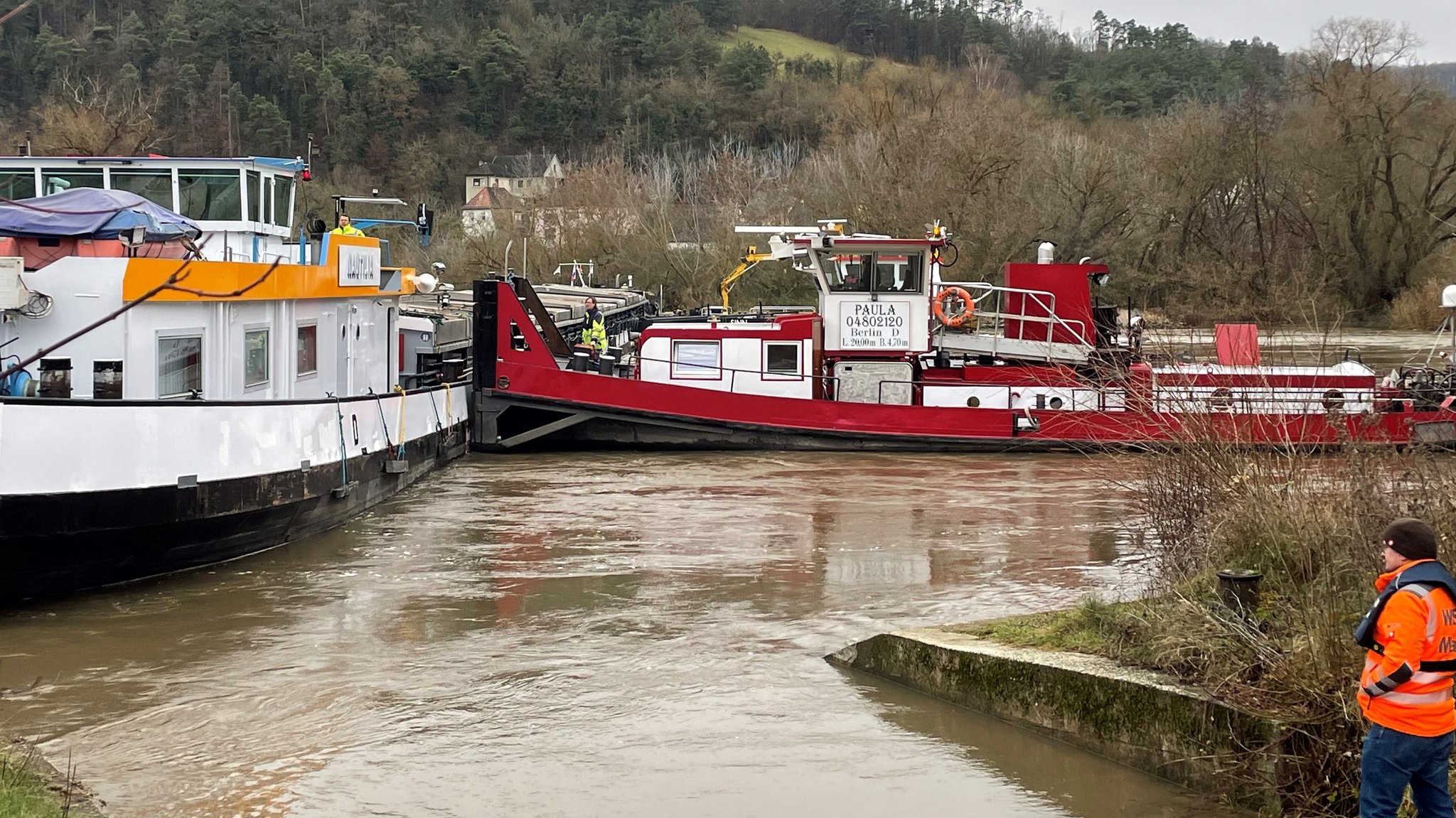 Rettungsversuch für havariertes Güterschiff auf dem Main bei Karlstadt