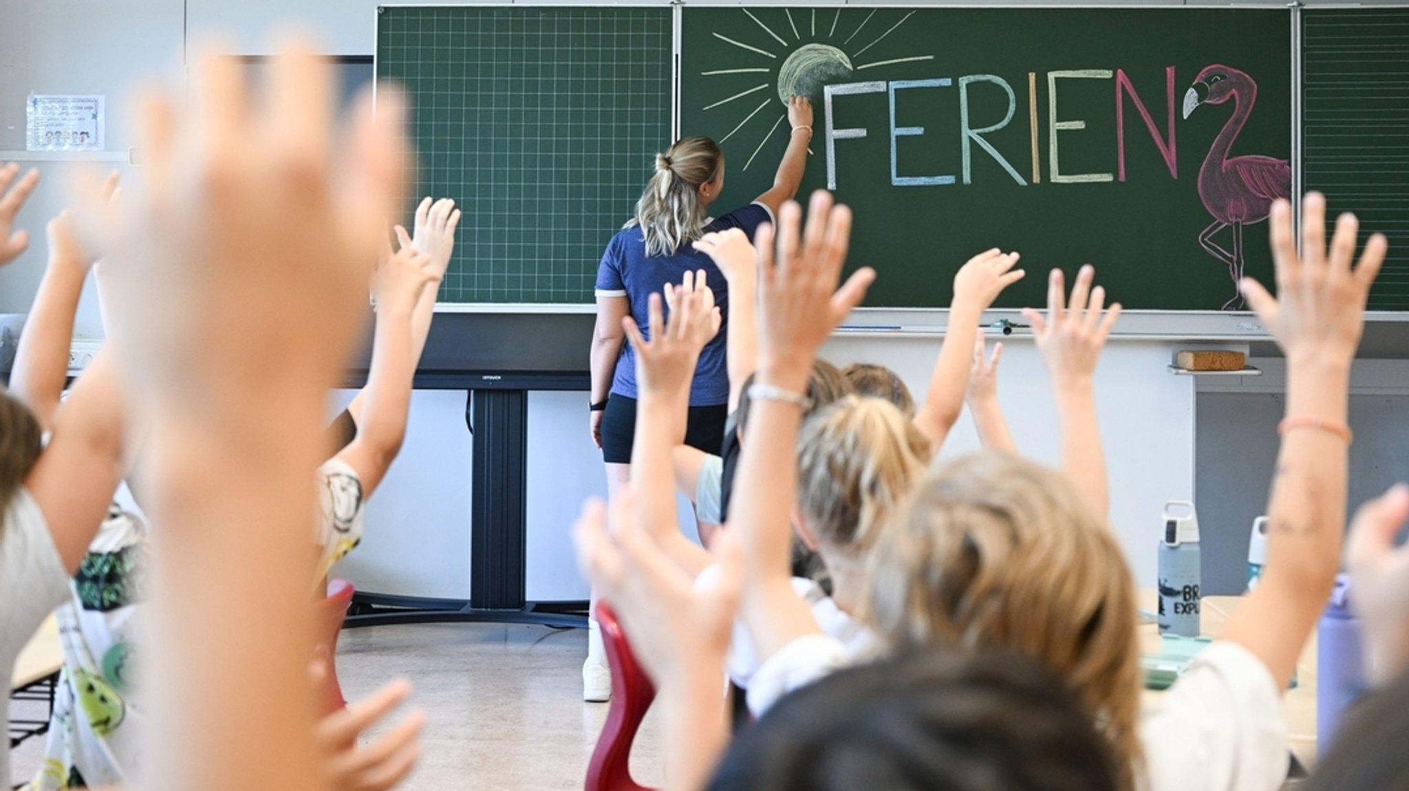 Grundschüler sitzen vor Ferienbeginn in einem Klassenzimmer | Bild: dpa-Bildfunk/Bernd Weißbrod Grundschüler sitzen vor Ferienbeginn in einem Klassenzimmer