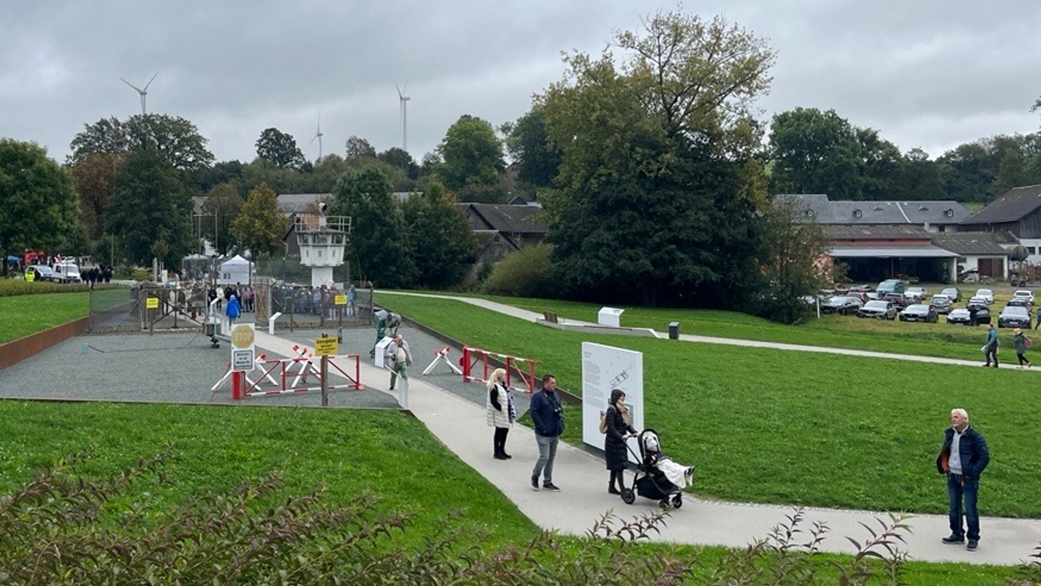 Menschen laufen über ein Museumsgelände.