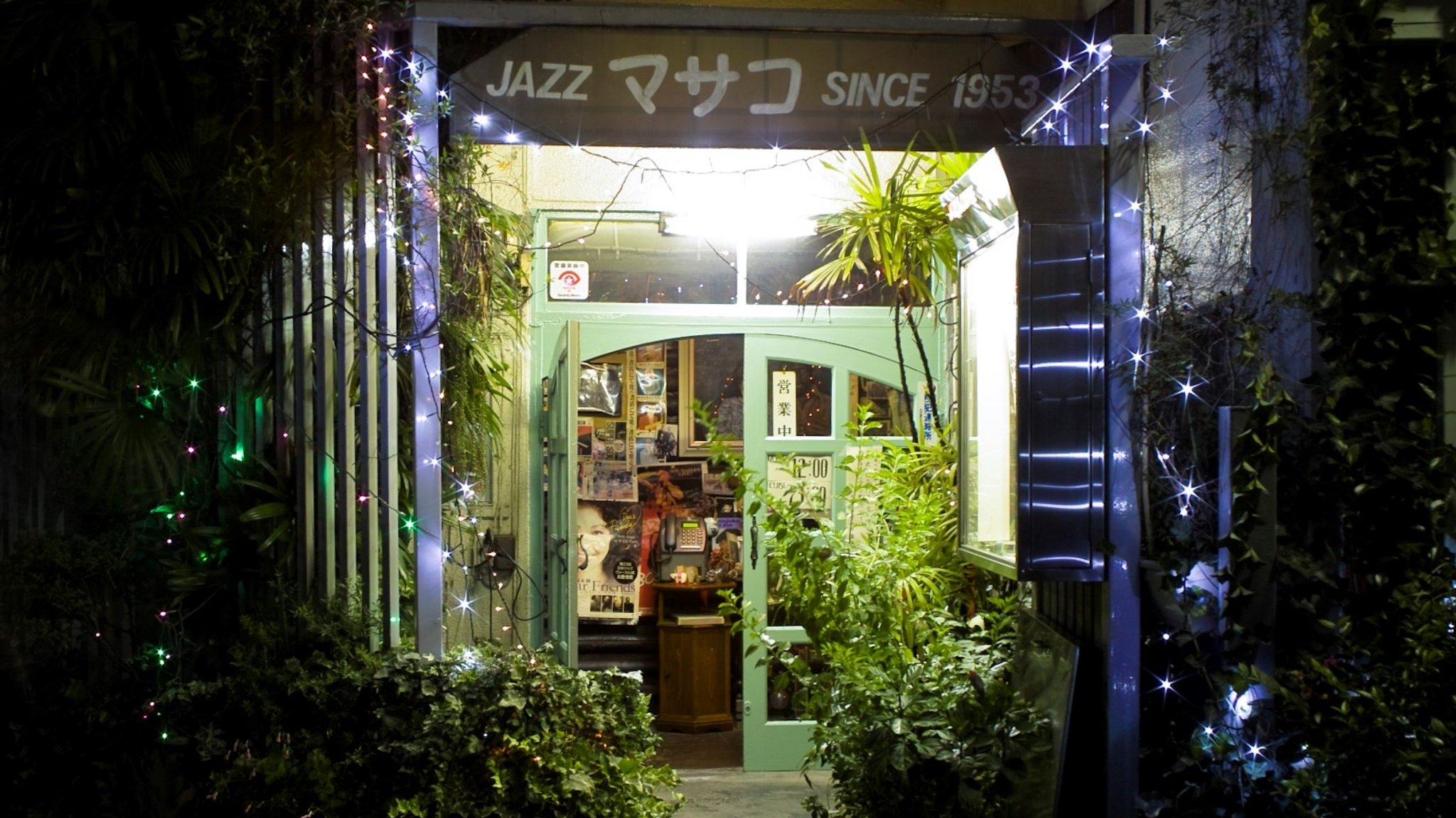 Der Eingang einer klassischen Jazz Kissa Bar in Tokio.
