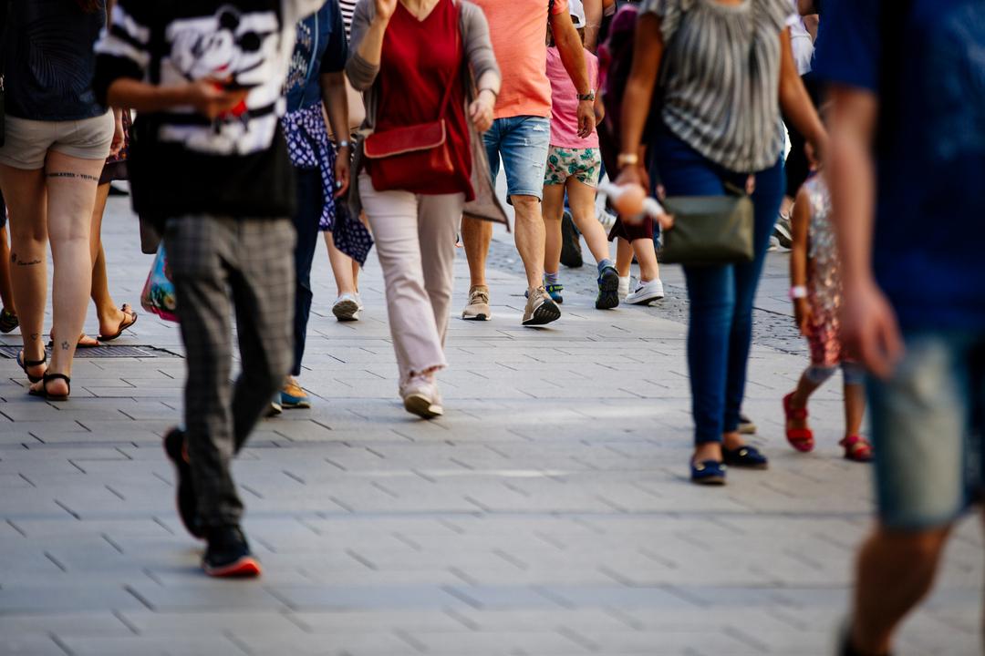 Menschen in der Münchner Fußgängerzone (Archivbild)