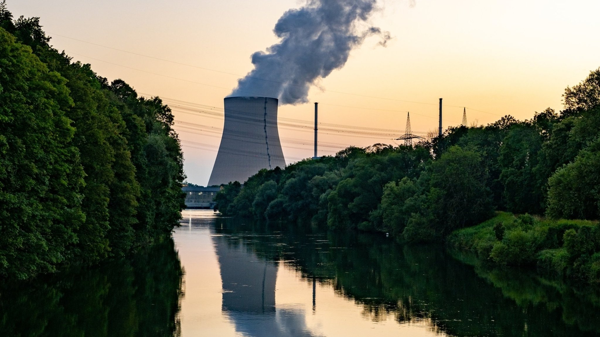 Wasserdampf steigt aus dem Kühlturm vom Atomkraftwerk (AKW) Isar 2 bei Essenbach/Landshut.