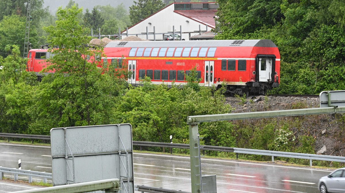 Die Lok und der letzte Waggon des verunglückten Zugs stehen am 9. Juni 2022 an der Unglücksstelle auf dem Gleis.