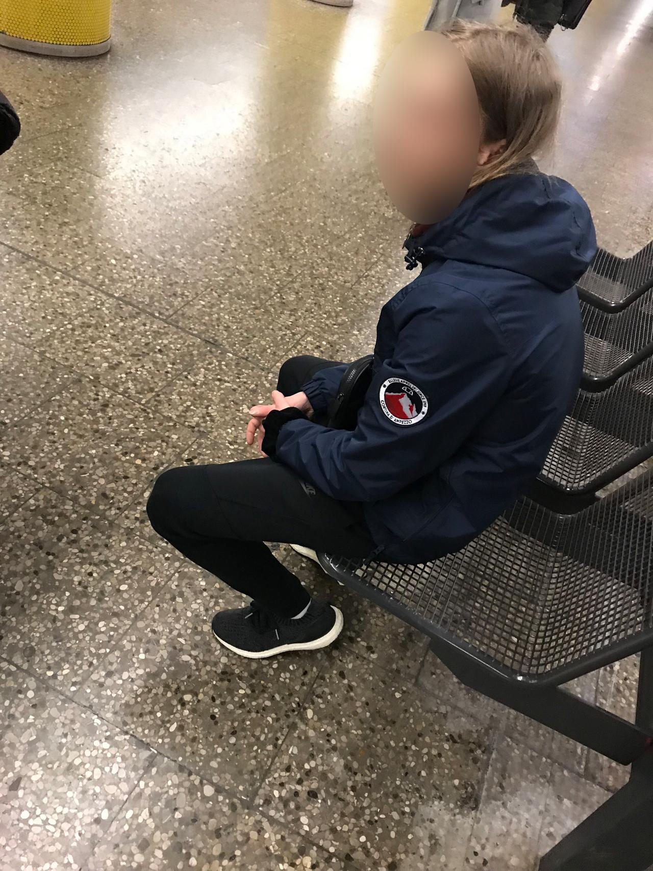 Kleine Mädchen mit knapper Pussy