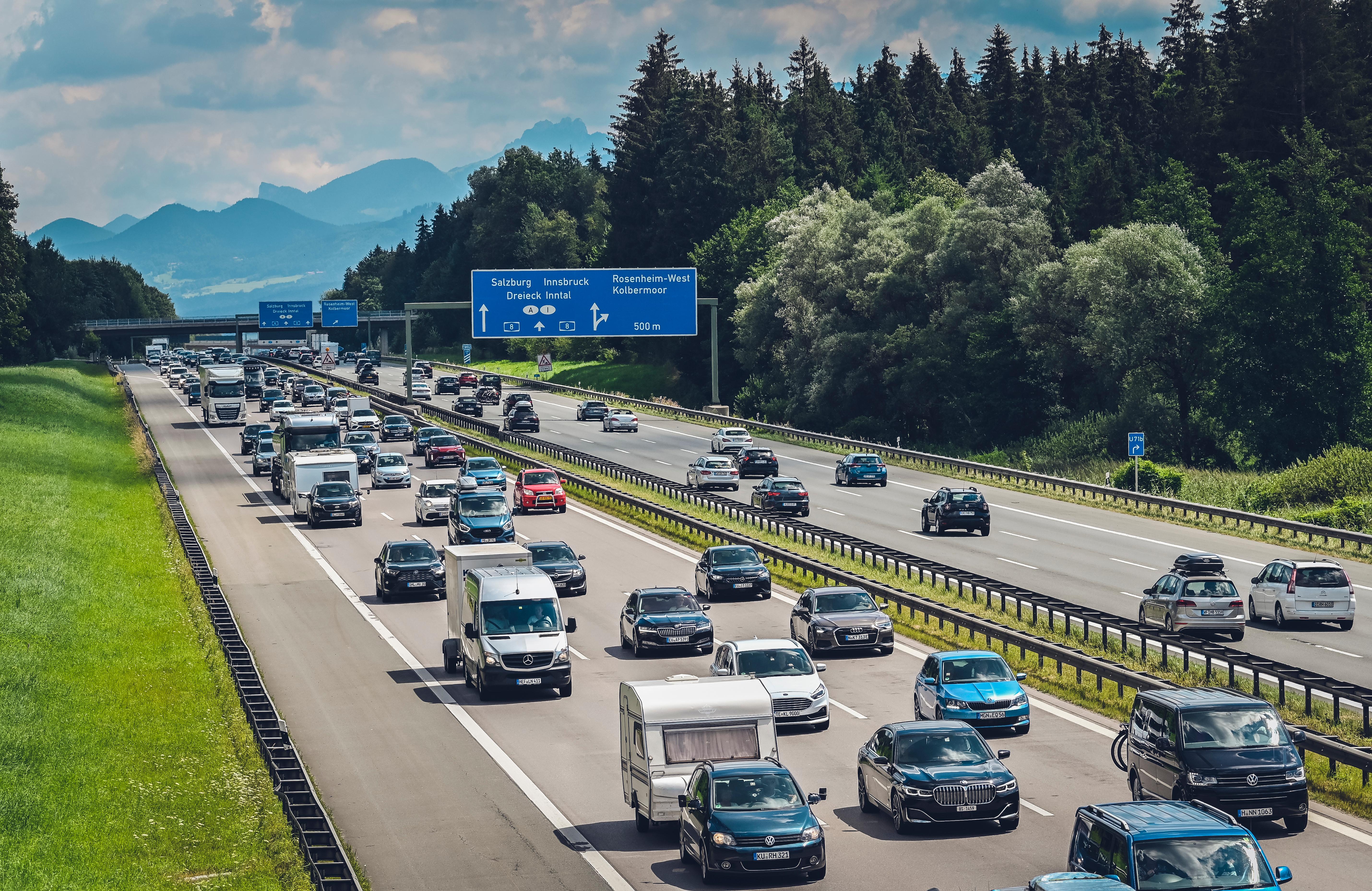 Autobahn A8 auf drei Fahrspuren viel Verkehrs auch mit Wohnwagen und Wohnmobilen 