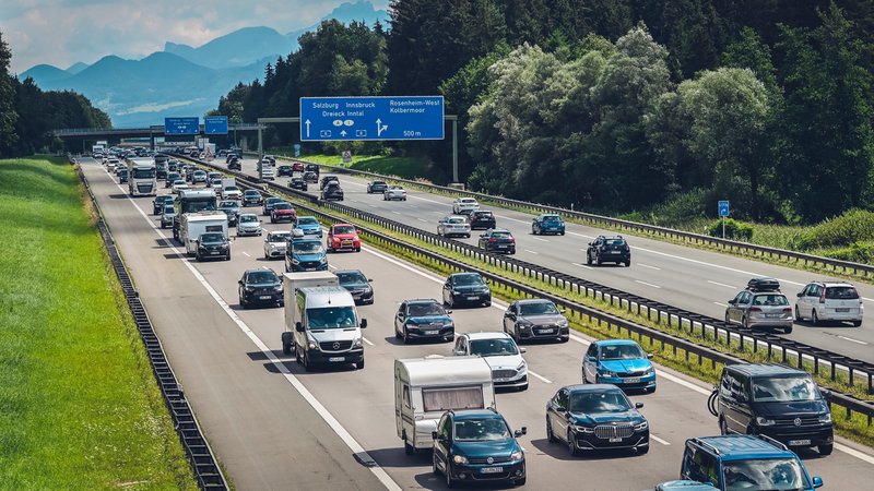 Autobahn A8 auf drei Fahrspuren viel Verkehrs auch mit Wohnwagen und Wohnmobilen 