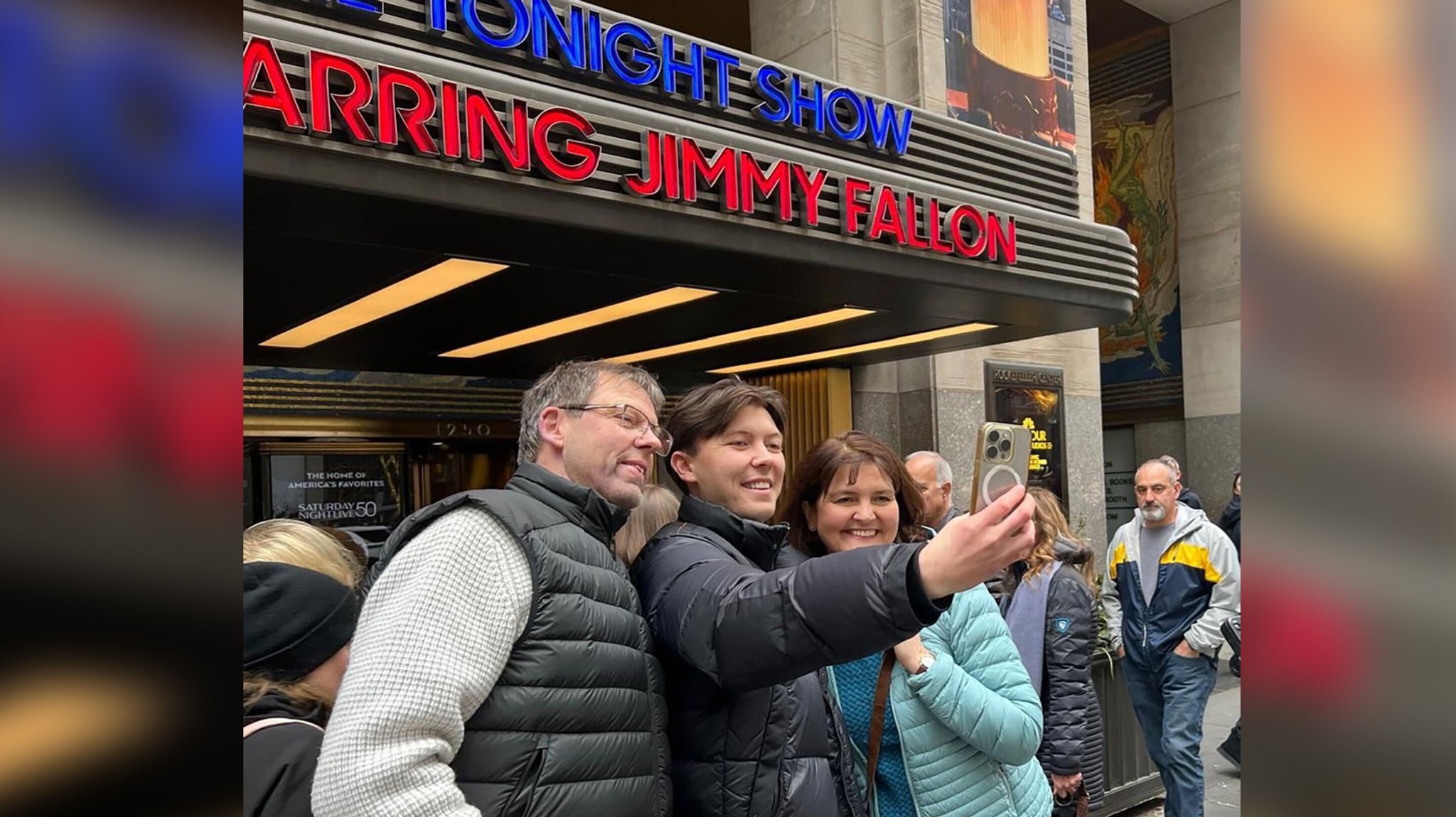 Familie Ewerdwalbesloh vor dem Eingang zum Studio der "The Tonight Show starring Jimmy Fallon".