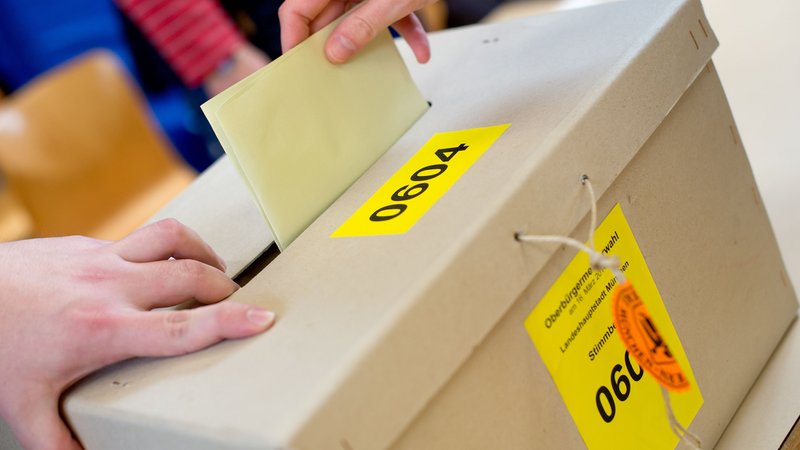 Wahlurne bei der Oberbürgermeisterwahl 2014 in München. | Bild: dpa/pa Wahlurne bei der Oberbürgermeisterwahl 2014 in München.