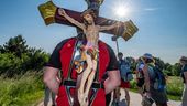 Ein Pilger trägt während der größten Fußwallfahrt Deutschlands ein Holzkreuz | Bild:pa/dpa/Armin Weigel