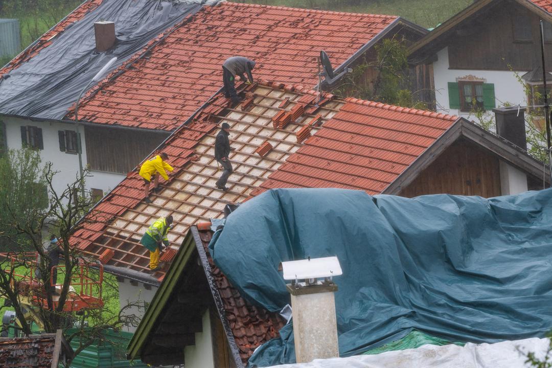 Aufräumarbeiten nach dem Hagelsturm in Bad Bayersoien im August 2023