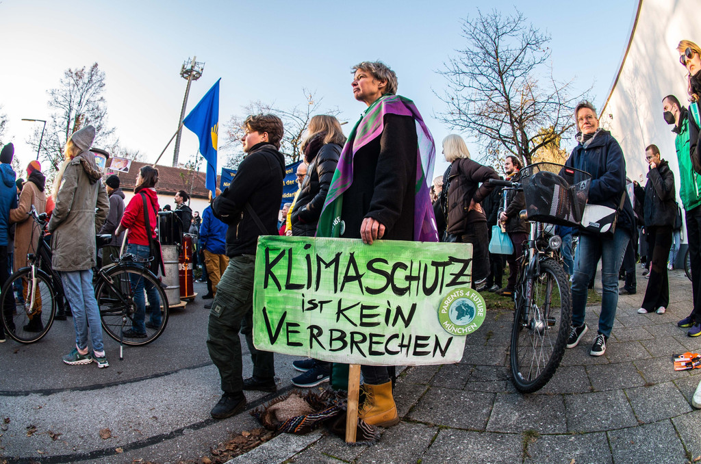 Menschen demonstrieren am 13.11. vor einem Münchner Gefängnis für die Freilassung der Aktivisten der Letzten Generation aus der Präventivhaft.