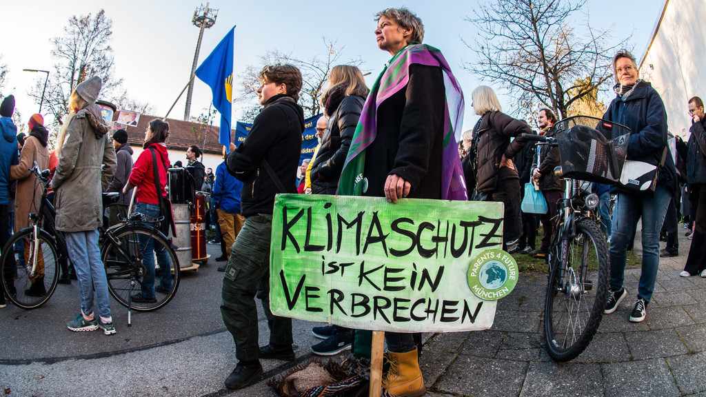 Menschen demonstrieren am 13.11. vor einem Münchner Gefängnis für die Freilassung der Aktivisten der Letzten Generation aus der Präventivhaft.