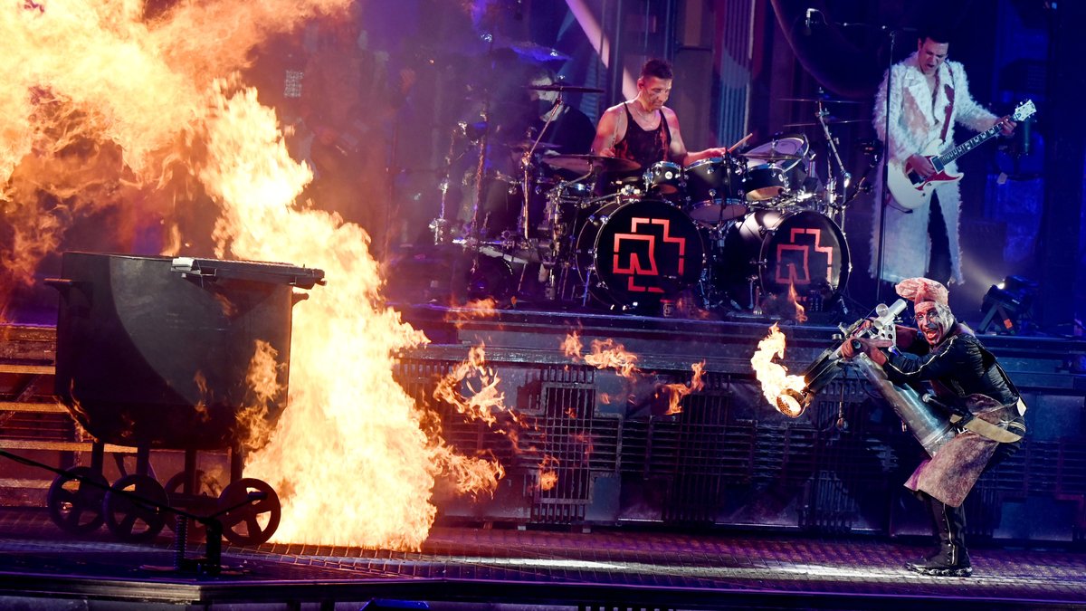 Rammstein Frontsänger Till Lindemann (r) feuert auf der Bühne mit einem Flammenwerfer auf Band-Mitglied Christian Lorenz (l, im Feuer) 