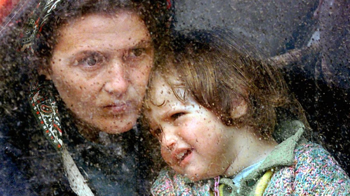 Eine Mutter mit ihrem Kind in einem Flüchtlingslager