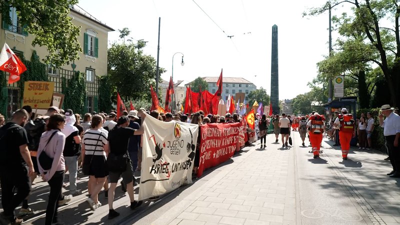 Zum Ausklang der IAA Mobility haben verschiedene Gruppen gemeinsam gegen die Messe demonstriert.