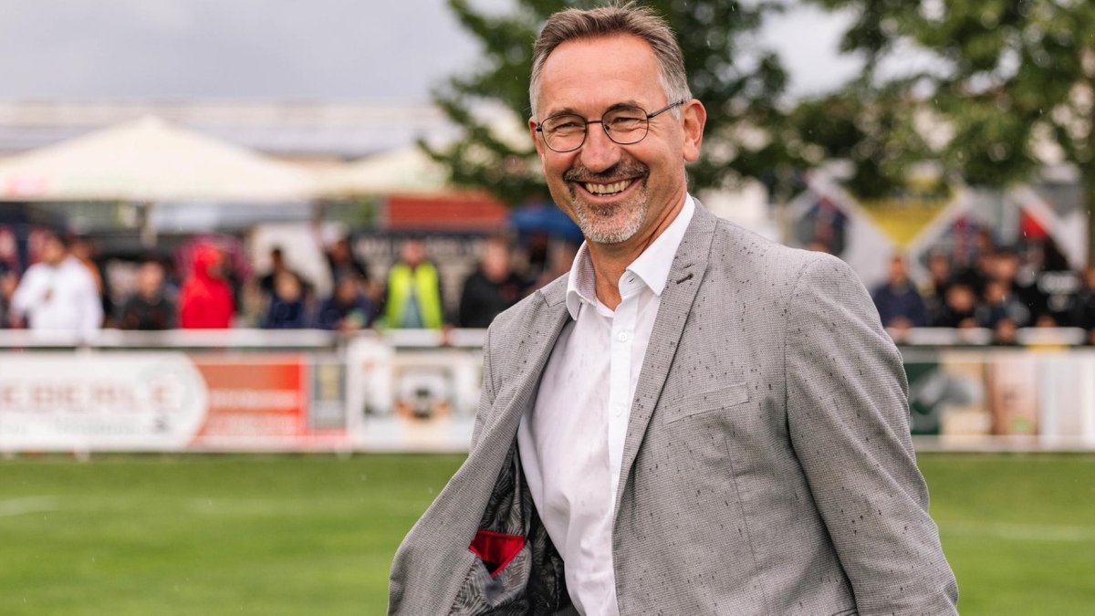 BR24Sport: Jahn-Geschäftsführer Beierlorzer: '3. Liga ist eine riesige Herausforderung' - hier anschauen