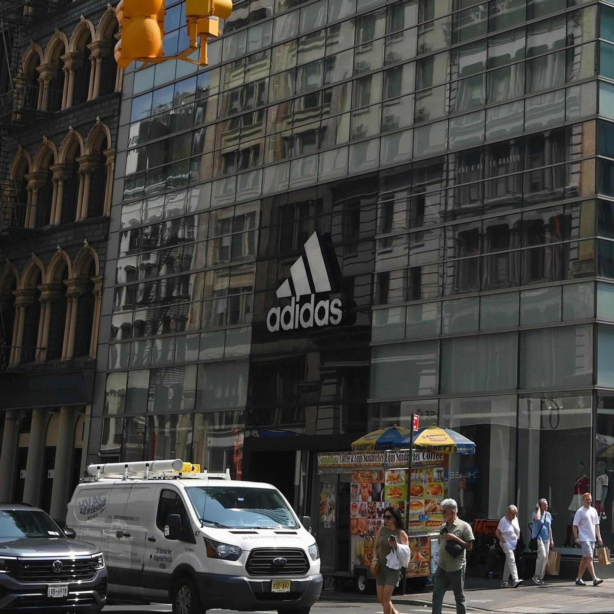 Ärger mit der Sandale: Hat Adidas bei Indigenen geklaut?