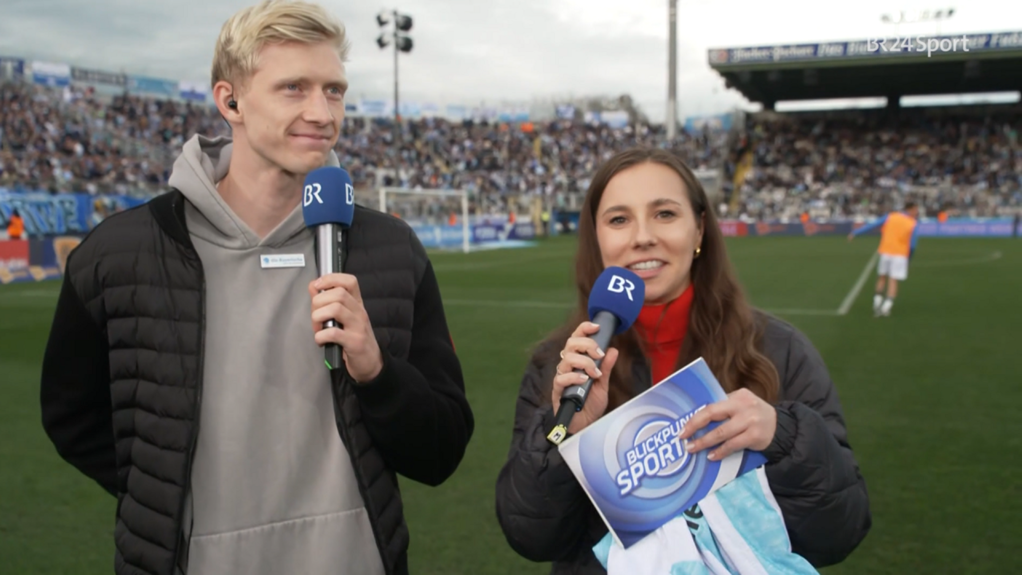 BR24Sport: Zu rot für 1860-Spiel: Schifferl schenkt BR-Reporterin Löwen-Trikot - hier anschauen