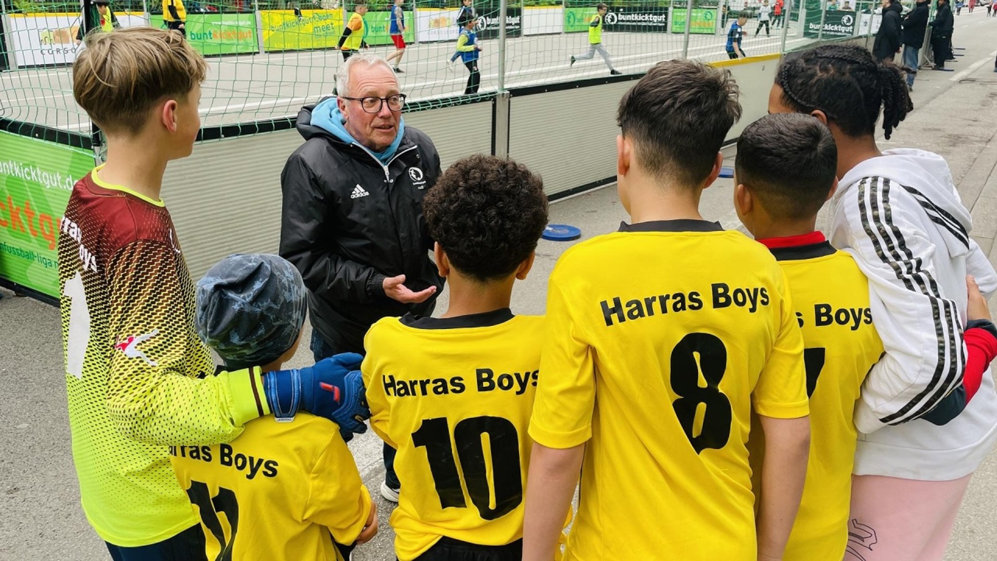 Schwaben + Altbayern: Die Straßenfußballliga 'buntkicktgut' - hier anschauen