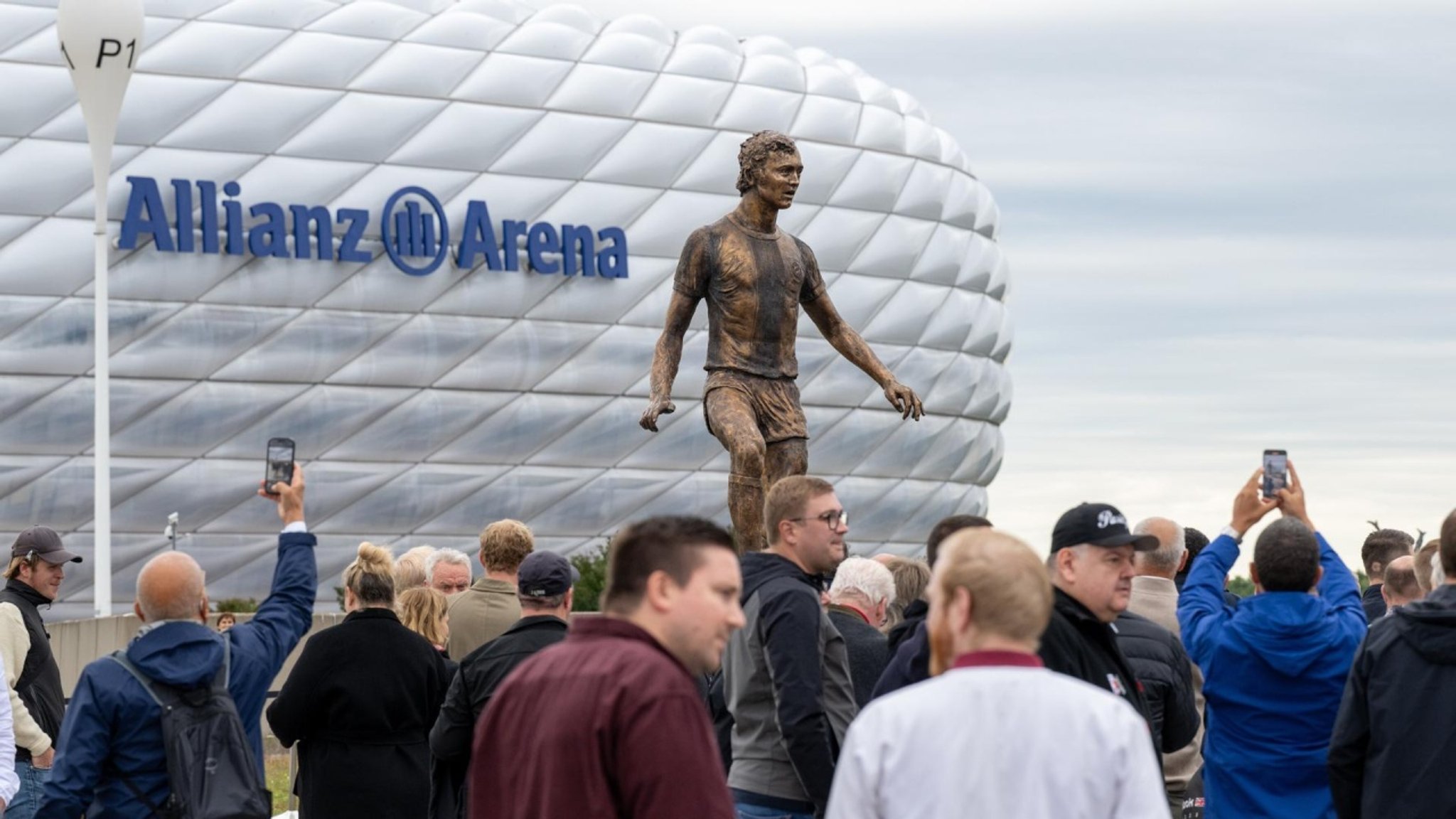 BR24Sport: Beckenbauer-Statue vor Allianz Arena enthüllt - hier anschauen