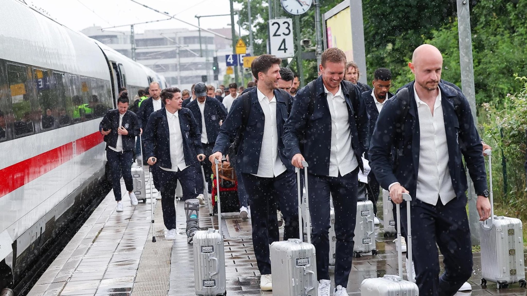 BR24Sport: DFB-Team im EM-Quartier in Herzogenaurach angekommen - hier anschauen