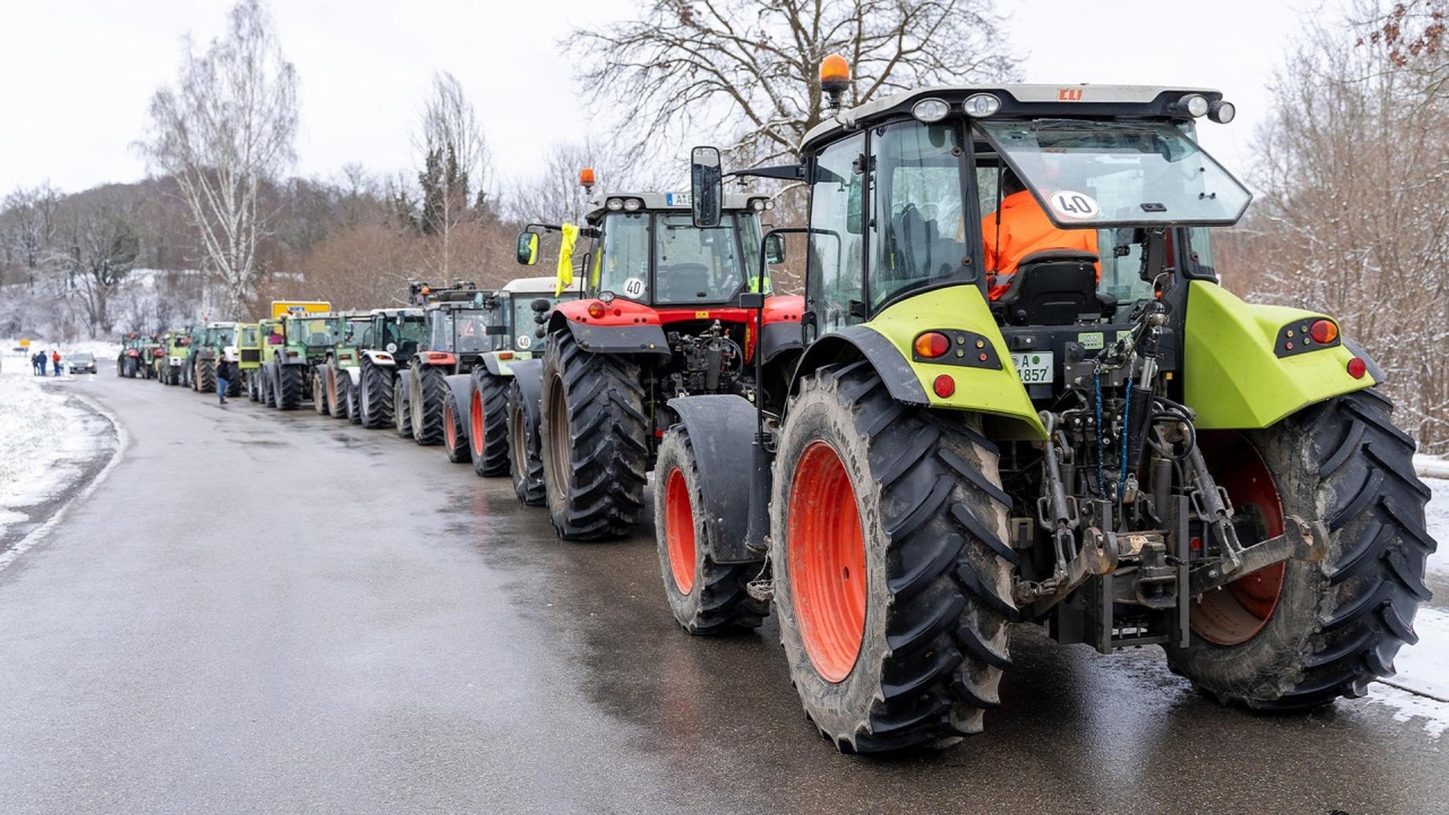 Unser Land: Bauernproteste · Bauern auf der Straße - hier anschauen