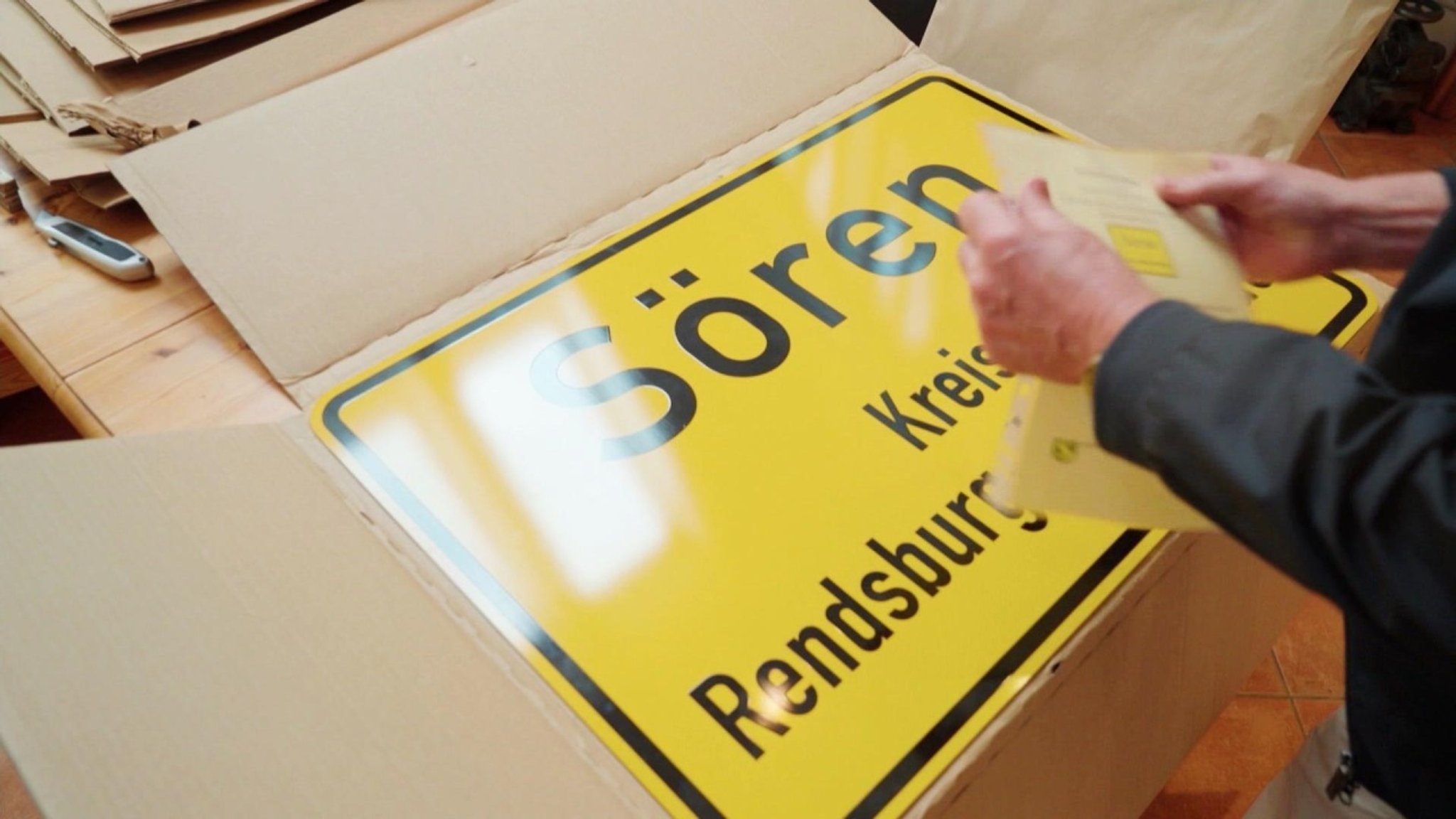 Schleswig-Holstein Magazin: Ortsschild-Klau in Sören: Dorf verkauft Schilder jetzt offiziell - hier anschauen