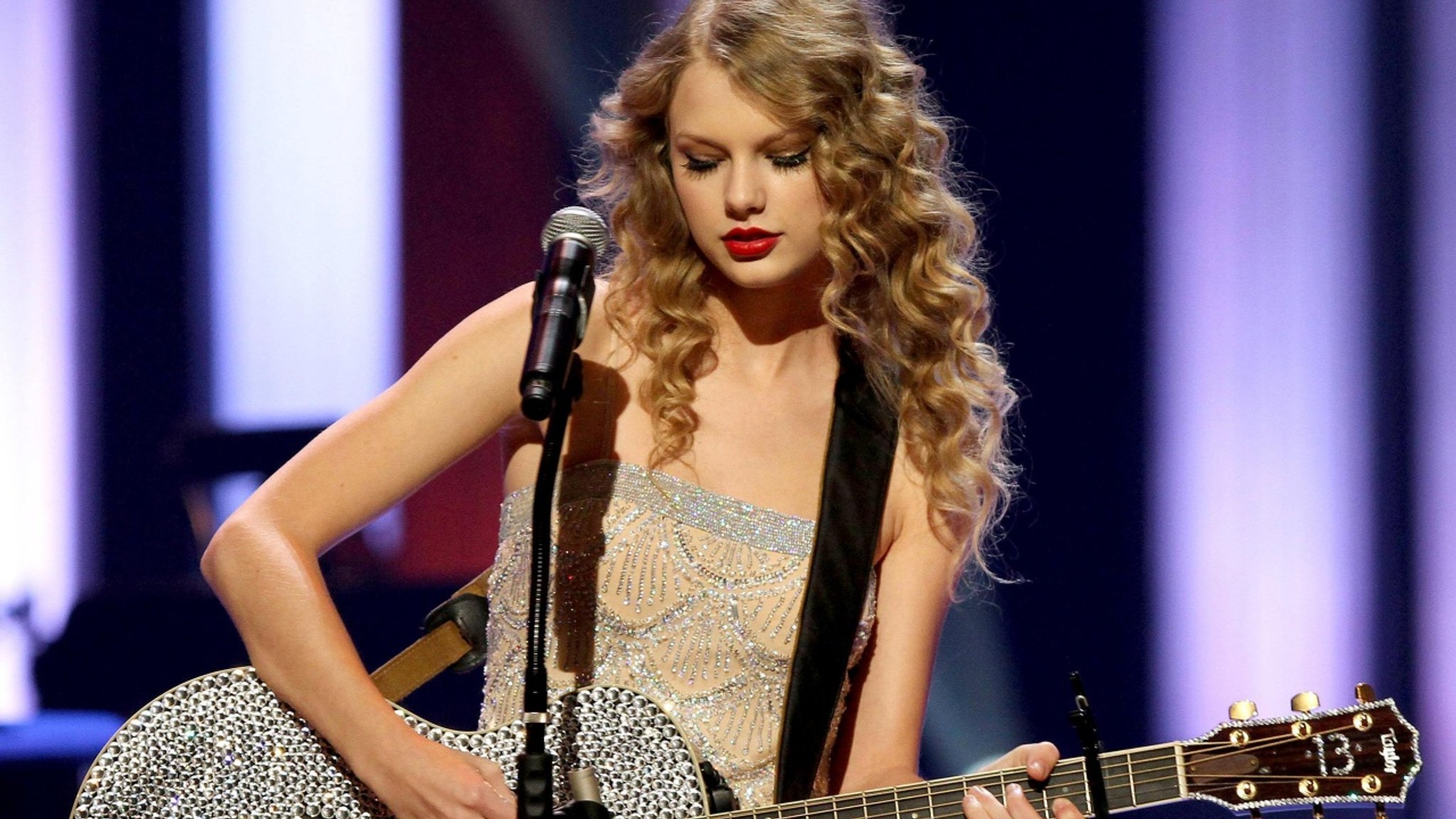 The Taylor Swift Years - Schicksalsjahre eines Superstars - Folge 1: American Sweetheart - hier anschauen