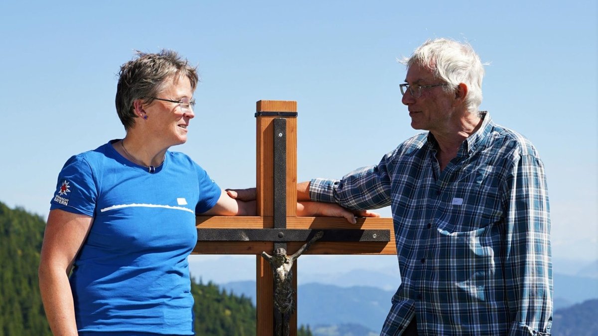 Bergauf-Bergab: Ein neues Gipfelkreuz am Rotwandhaus - hier anschauen