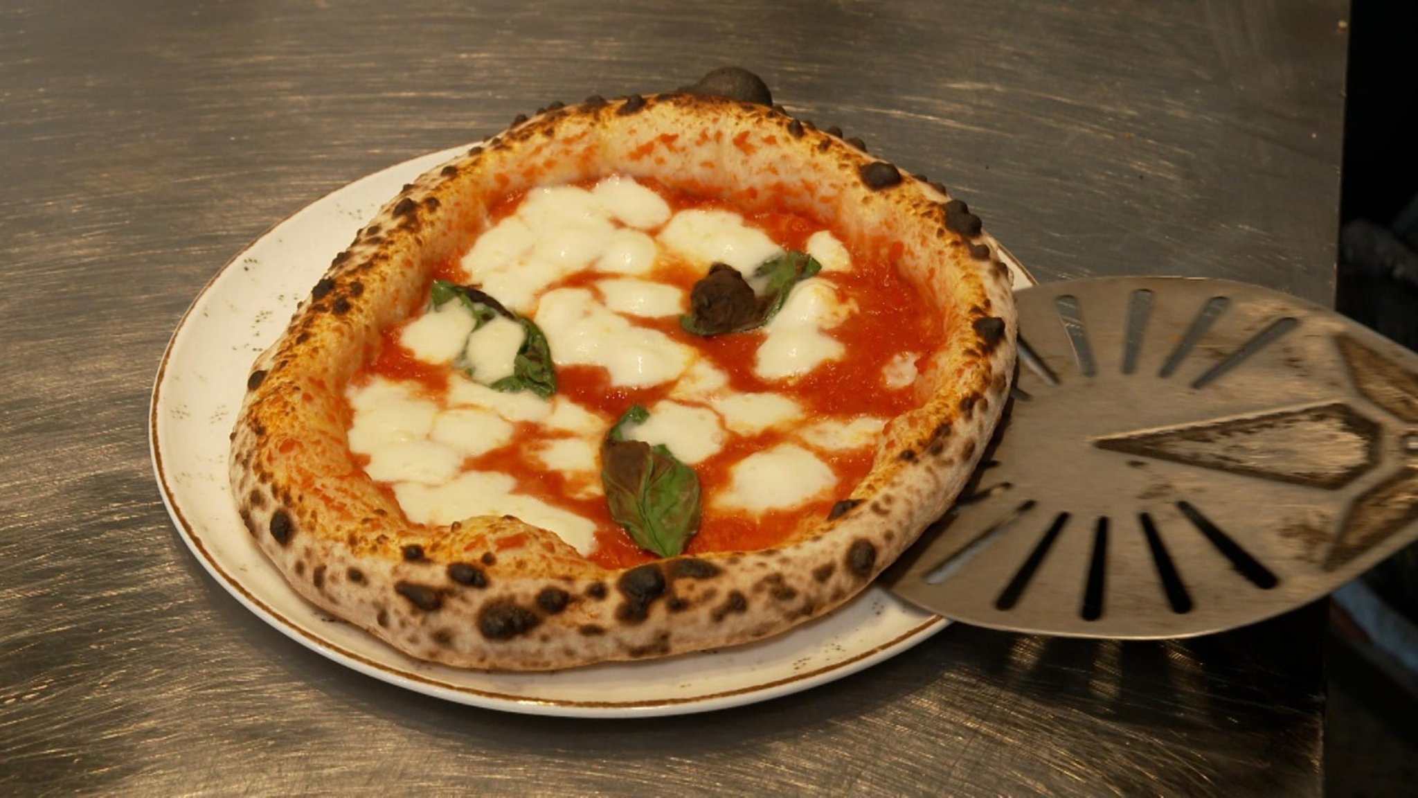 Abendschau: Ein Hoch der Pizza Margherita! - hier anschauen