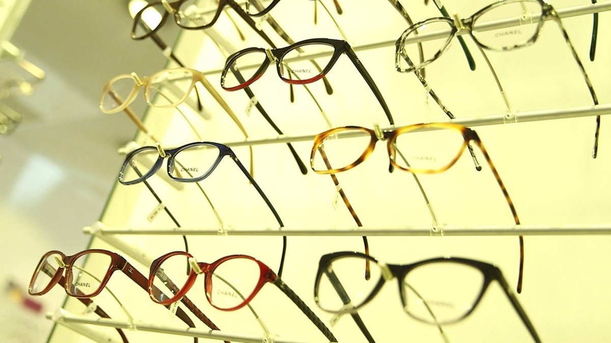 Linsen & Spiegel: Linsen im Einsatz bei Brillen 