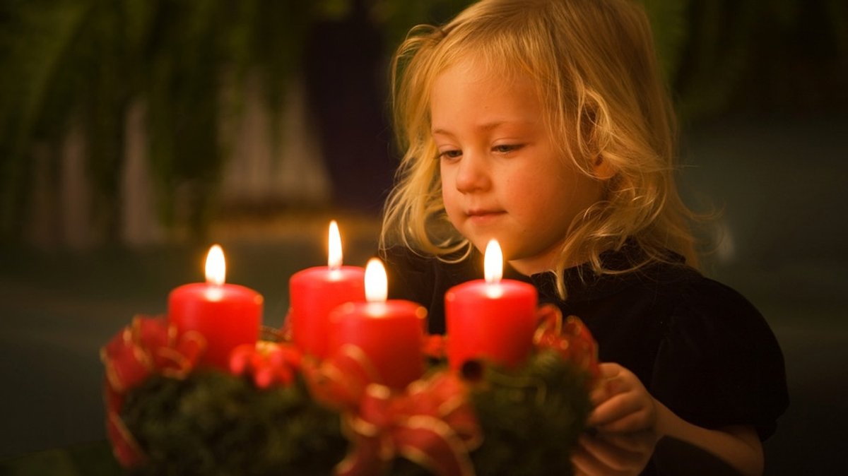 Adventskranz und Weihnachten: Vier Kerzen verkürzen im Dezember das Warten