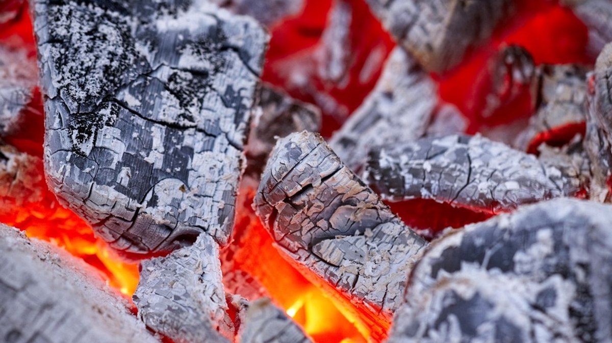 Den Kohlegrill anfeuern: Vom Feuer zur Glut