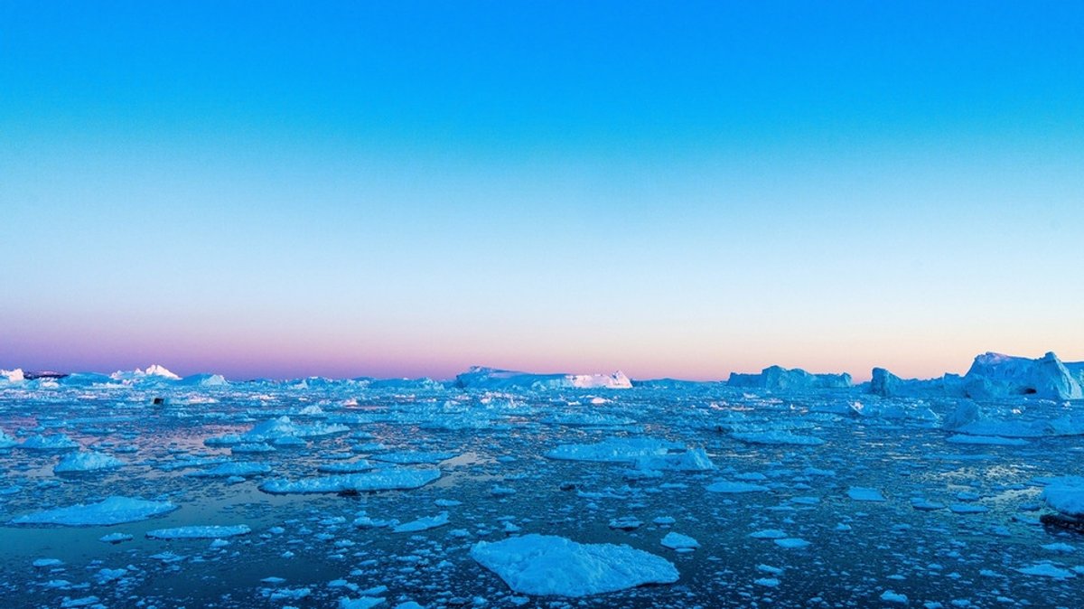 Eisschmelze in Arktis und Antarktis: Die Polkappen schmelzen schneller