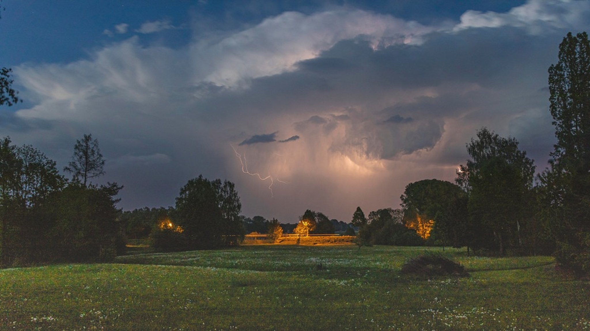 Unwetter und Gewitter: Wenn es blitzt, donnert und stürmt