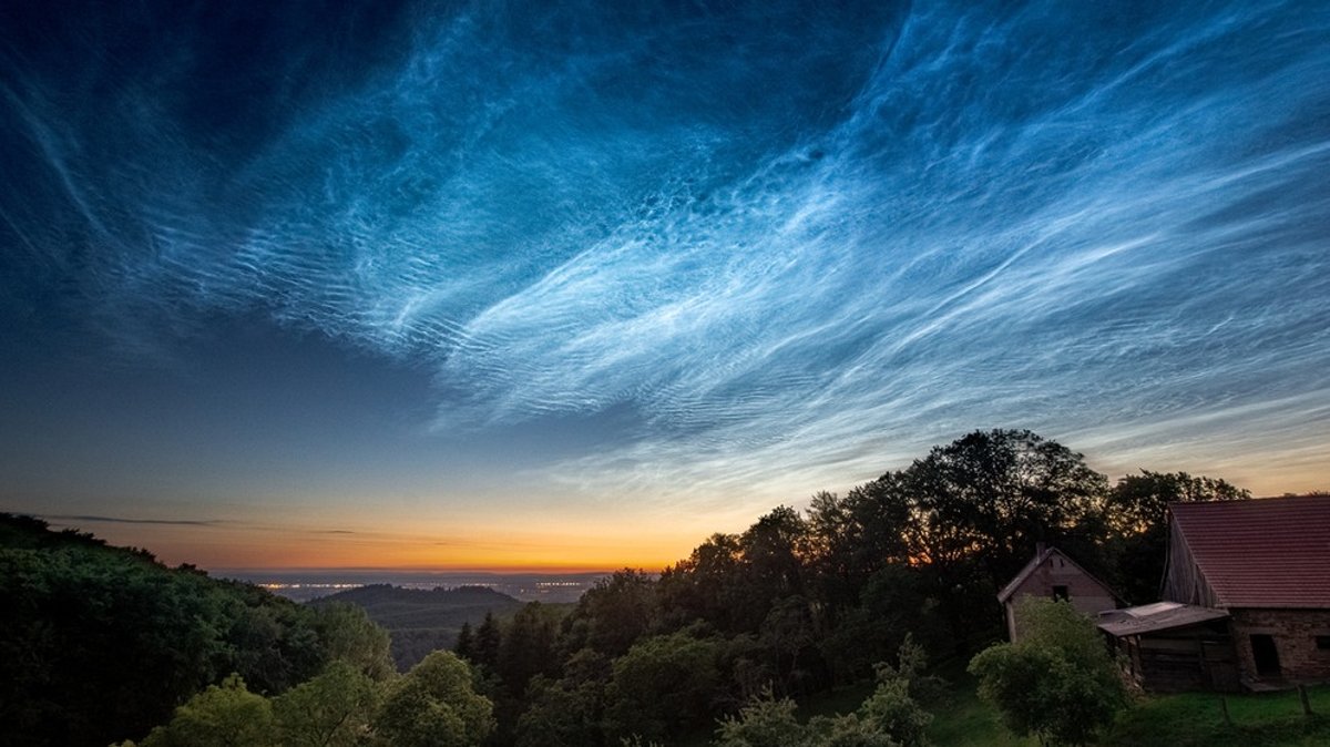 Leuchtende Nachtwolken: Eisiges Licht in heißer Sommernacht