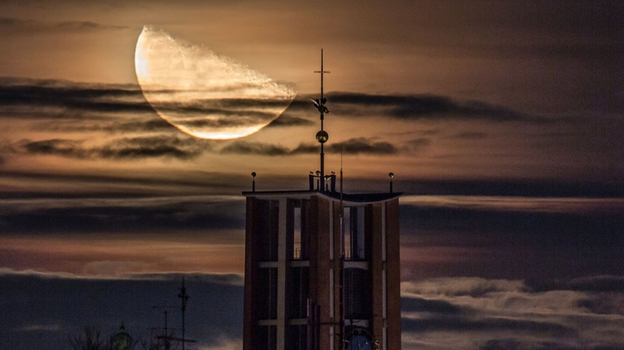 Die Mondphasen und der Mondtag: Von der Sichel zum Vollmond