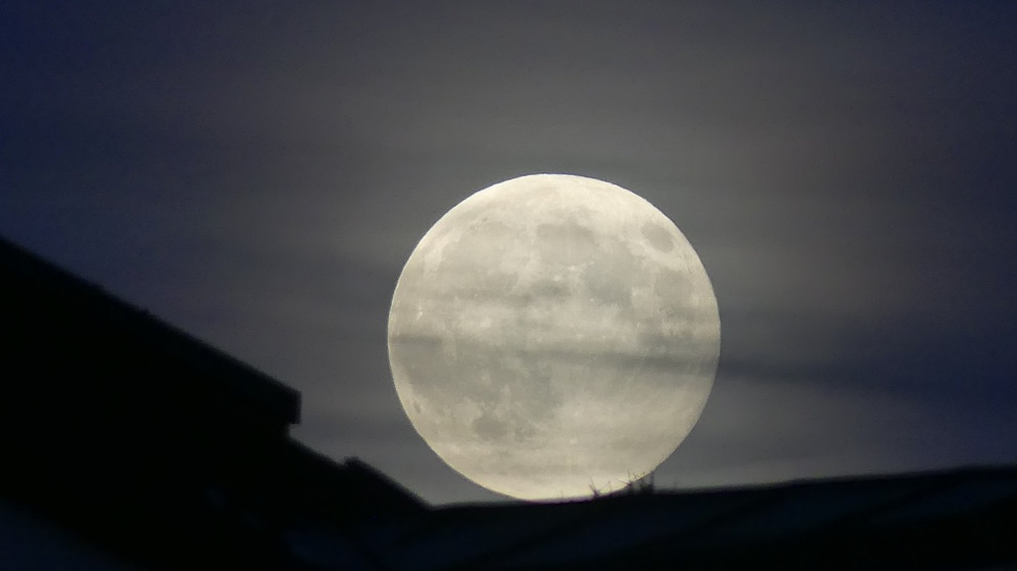 Fotos unserer Leser: Vollmond oder Sichel - der Mond von allen Seiten