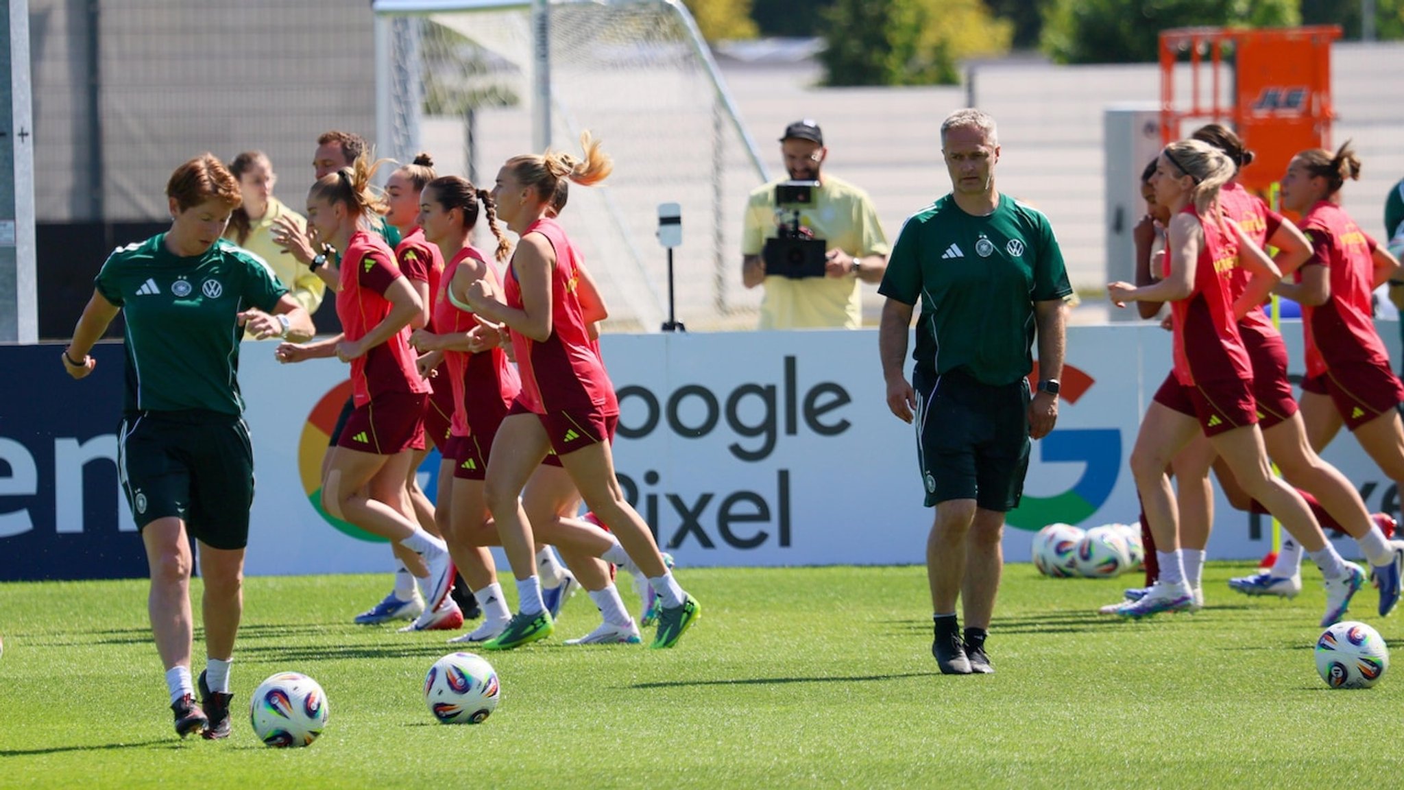 BR24Sport - DFB-Frauen haben sich in Herzogenaurach vor der EM als Team gefunden - hier anschauen