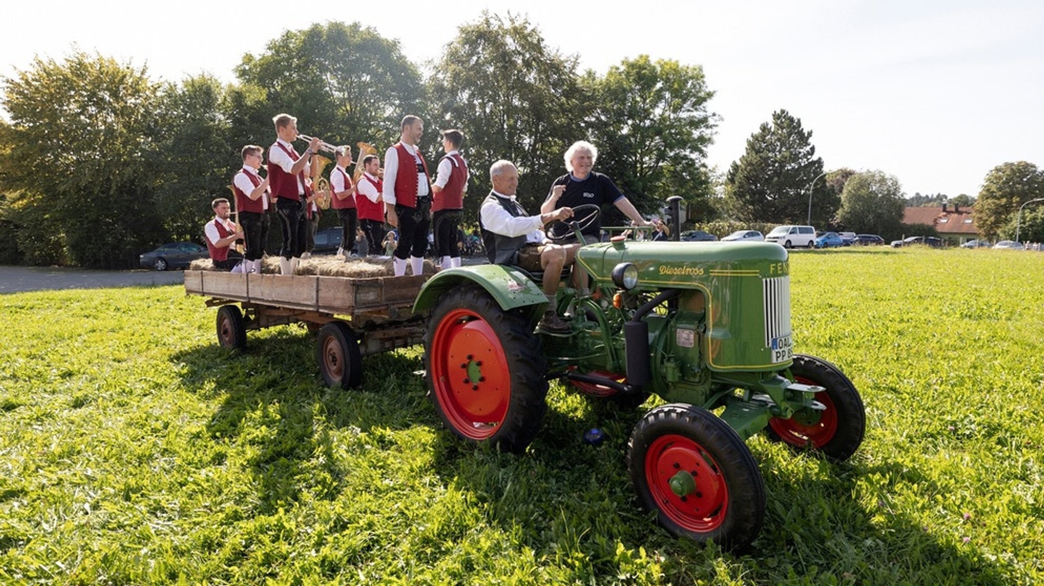 Symphonischer Hoagascht mit Simon Rattle : Mit Traktor und Spätzle zum Showpalast 