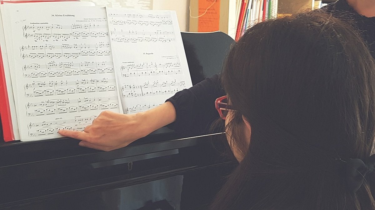 Flüchtlingsarbeit mit Musik: Integration am Klavier