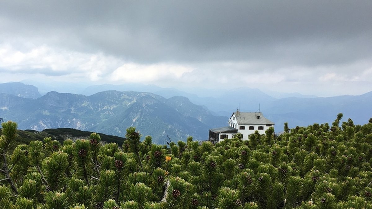 Das Stöhrhaus am Untersberg: Wolkenmagie auf einem Karst-Hochplateau