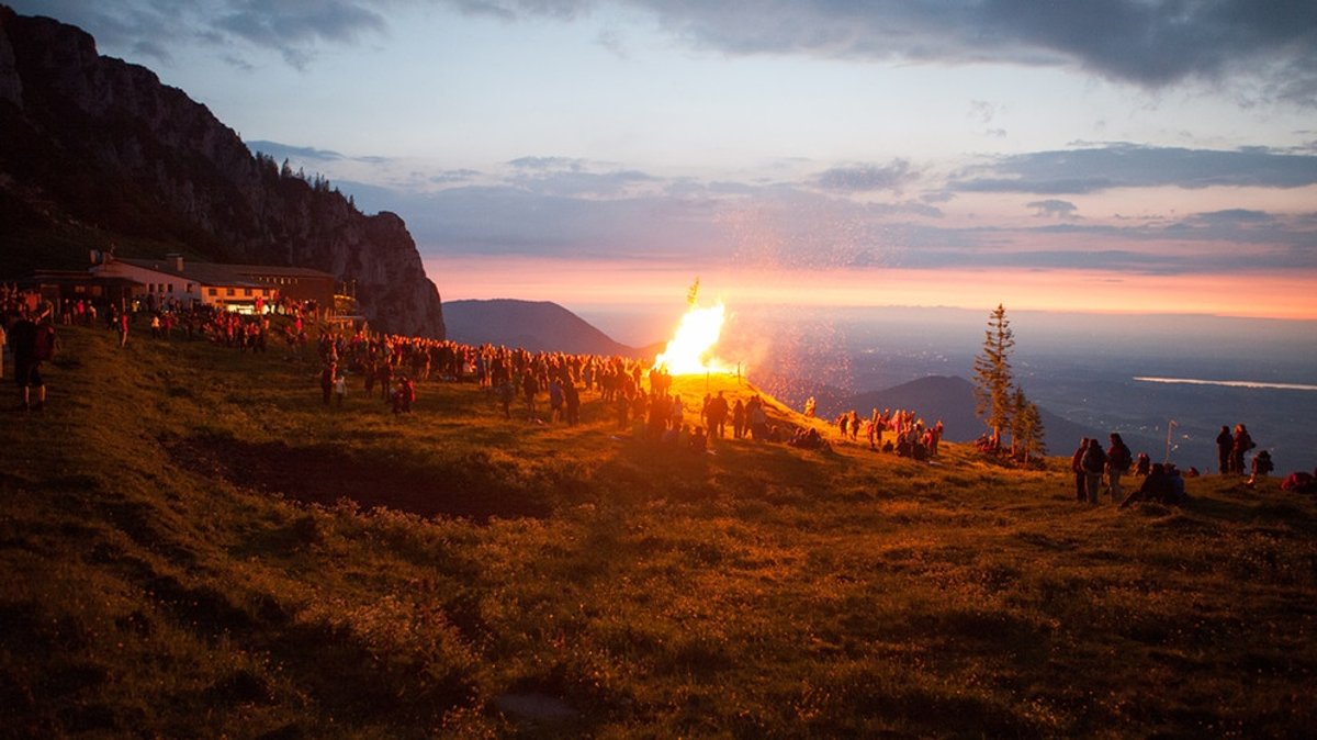 Alpines Brauchtum zur Sommersonnenwende: Sonnwendfeuer auf der Kampenwand 