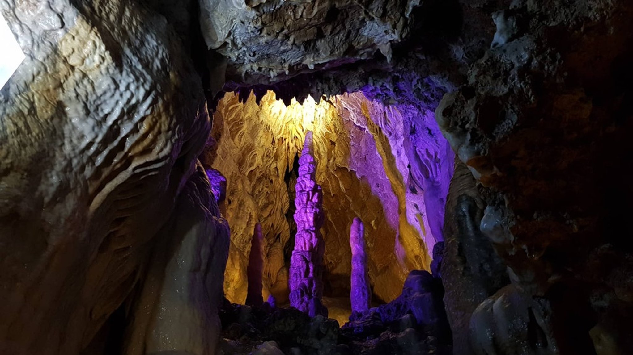 Kühler Zuflucht zwischen Riesen-Saal und Barbarossa-Dom: 100 Jahre Teufelshöhle bei Pottenstein 