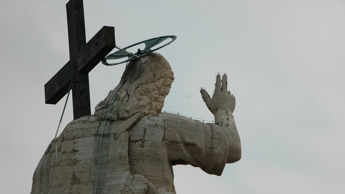 Geknechtet unterm Kreuz : Leben in einer katholischen Sekte