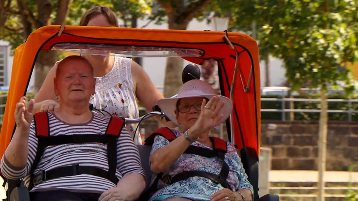 Alte Menschen mobil machen: Senioren-Rikscha für Glücksmomente