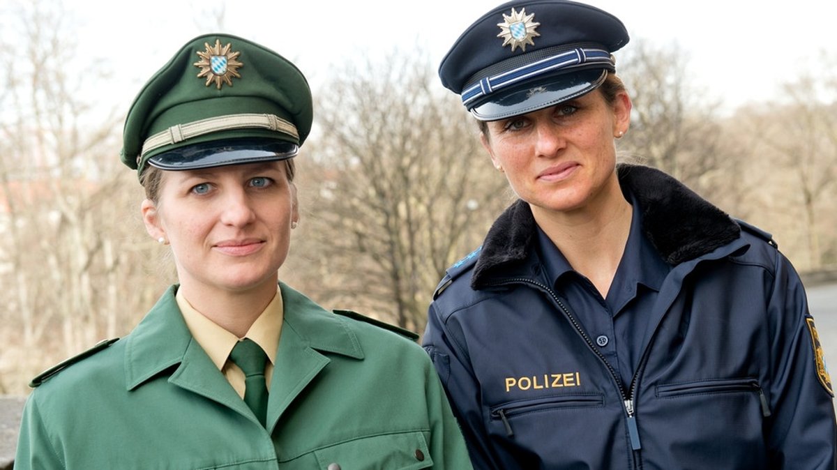 Blau oder Grün: Polizeiuniformen heute und früher