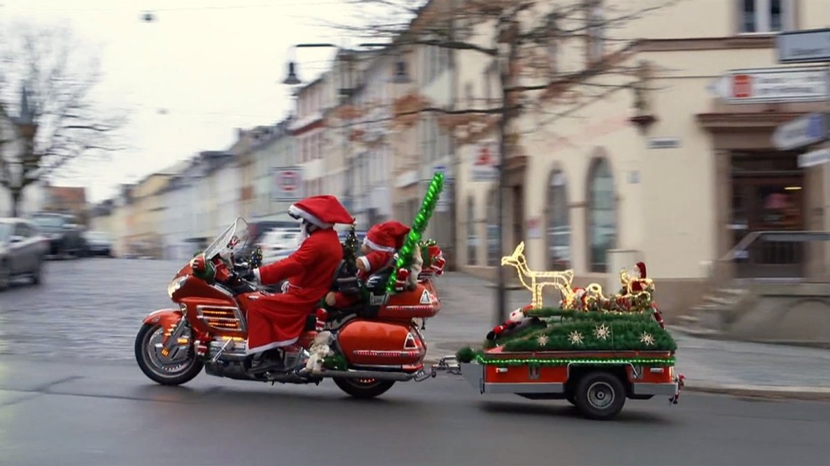 100 PS statt Rentierschlitten: Weihnachtsmann auf Motorrad