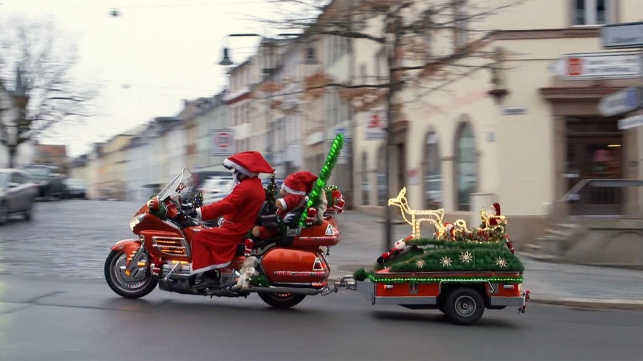 100 PS statt Rentierschlitten: Weihnachtsmann auf Motorrad