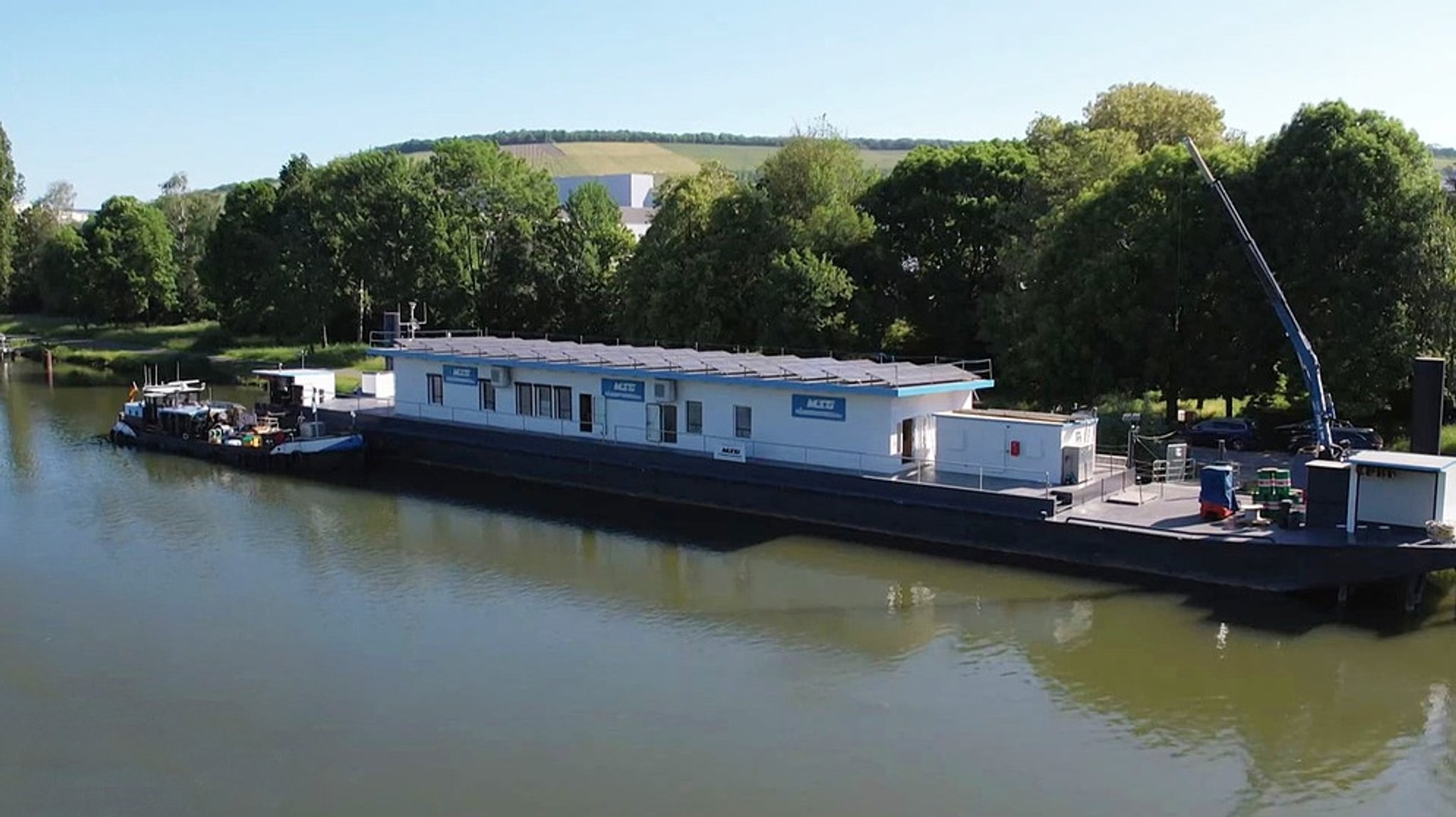 Bunkerstation Würzburg: Schwimmende Tankstelle auf dem Main